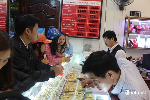 Hà Tĩnh: Nhẫn lông voi bằng vàng, vòng phong thủy đắt khách ngày vía Thần Tài - ảnh 3