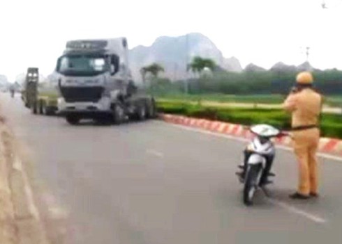 Thanh Hóa: Truy tìm xe đầu kéo đánh võng, chống đối lực lượng chức năng - ảnh 1