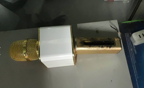 Micro hát karaoke cầm tay phát nổ khi đang sạc pin - ảnh 1