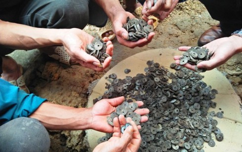 Nghệ An: Cụ ông bất ngờ đào được hũ tiền xu cổ trong ngày vía Thần Tài - ảnh 1