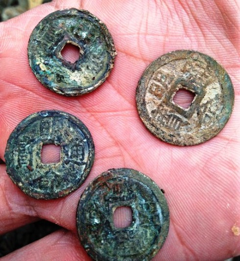 Nghệ An: Cụ ông bất ngờ đào được hũ tiền xu cổ trong ngày vía Thần Tài - ảnh 2