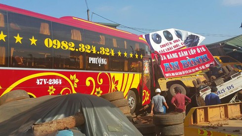 Đắk Nông: Đi cứu hộ, xe cứu hộ giao thông đâm sập 2 nhà dân - ảnh 1