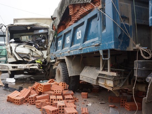 Hai ô tô găm cứng vào nhau, người dân phá cửa cứu tài xế trong cabin - ảnh 1