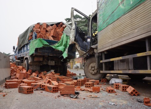 Hai ô tô găm cứng vào nhau, người dân phá cửa cứu tài xế trong cabin - ảnh 2