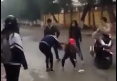 Hà Tĩnh: Đã xác minh được nữ sinh bị đánh túi bụi trước cổng trường - ảnh 1