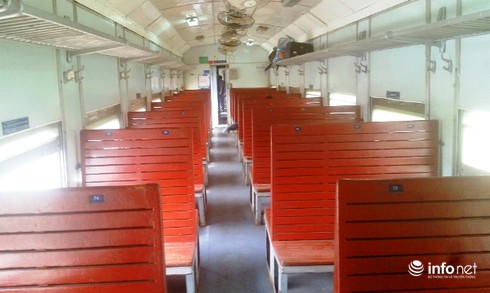 Tàu hỏa Bắc - Nam rời ga với những toa tàu trống không - ảnh 1
