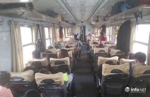 Tàu hỏa Bắc - Nam rời ga với những toa tàu trống không - ảnh 2