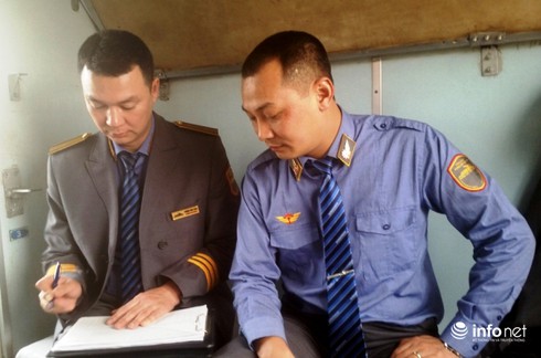 Tàu hỏa Bắc - Nam rời ga với những toa tàu trống không - ảnh 3
