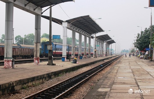 Tàu hỏa Bắc - Nam rời ga với những toa tàu trống không - ảnh 6