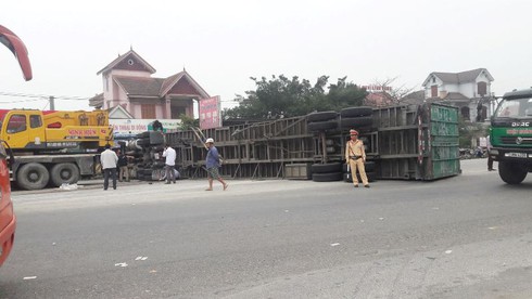 Bị thùng xe container đè lên, một người đi xe máy tử vong - ảnh 1