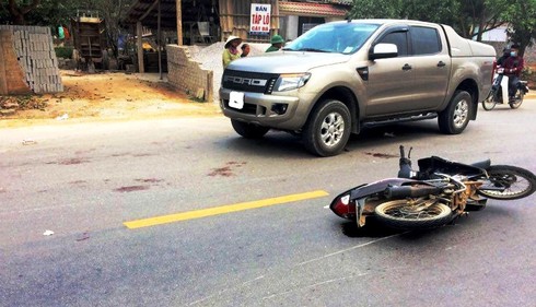 Xe tải đâm 2 người nguy kịch rồi lao xuống mương nước - ảnh 1