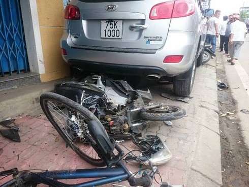 Huế: Hoảng loạn vì xế hộp lao lên vỉa hè, đâm liên hoàn hàng loạt xe máy - ảnh 3