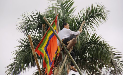 Muôn kiểu leo cột, trèo mái nhà, đu cây… để xem lễ hội Đền Cuông - ảnh 10