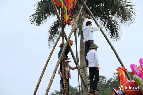 Muôn kiểu leo cột, trèo mái nhà, đu cây… để xem lễ hội Đền Cuông - ảnh 11