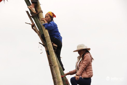 Muôn kiểu leo cột, trèo mái nhà, đu cây… để xem lễ hội Đền Cuông - ảnh 12