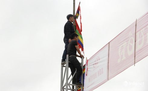 Muôn kiểu leo cột, trèo mái nhà, đu cây… để xem lễ hội Đền Cuông - ảnh 13