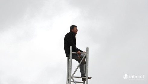 Muôn kiểu leo cột, trèo mái nhà, đu cây… để xem lễ hội Đền Cuông - ảnh 14