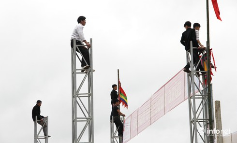 Muôn kiểu leo cột, trèo mái nhà, đu cây… để xem lễ hội Đền Cuông - ảnh 15