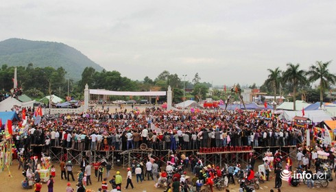 Muôn kiểu leo cột, trèo mái nhà, đu cây… để xem lễ hội Đền Cuông - ảnh 1