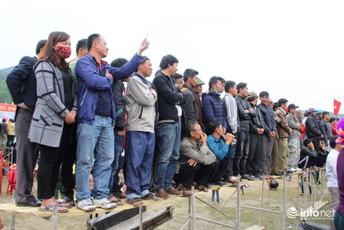 Muôn kiểu leo cột, trèo mái nhà, đu cây… để xem lễ hội Đền Cuông - ảnh 2