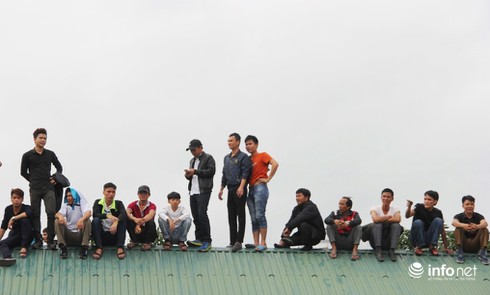 Muôn kiểu leo cột, trèo mái nhà, đu cây… để xem lễ hội Đền Cuông - ảnh 4