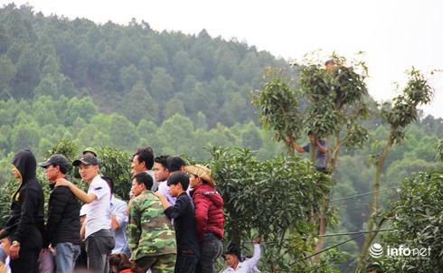 Muôn kiểu leo cột, trèo mái nhà, đu cây… để xem lễ hội Đền Cuông - ảnh 6