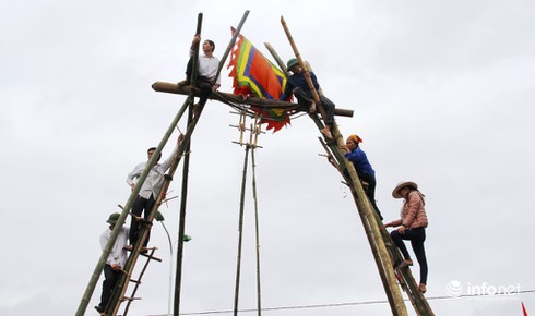 Muôn kiểu leo cột, trèo mái nhà, đu cây… để xem lễ hội Đền Cuông - ảnh 8