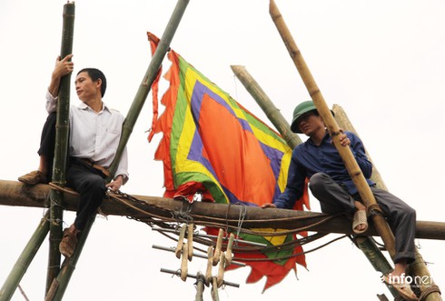 Muôn kiểu leo cột, trèo mái nhà, đu cây… để xem lễ hội Đền Cuông - ảnh 9