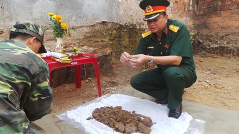 Kon Tum: Phát hiện hài cốt liệt sỹ trong lúc khai quật hầm đạn pháo - ảnh 1