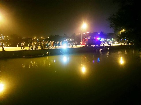 Ca nô, thợ lặn tìm kiếm người đàn ông đi xe đạp rơi xuống sông Hương - ảnh 1