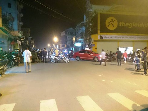 Ca nô, thợ lặn tìm kiếm người đàn ông đi xe đạp rơi xuống sông Hương - ảnh 3