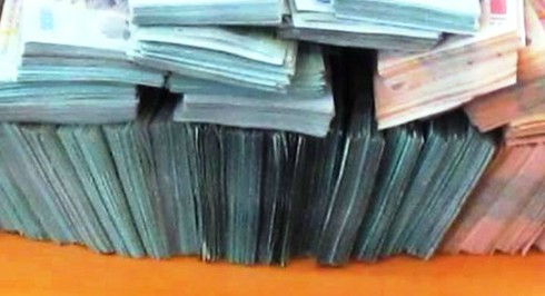 Mang hơn 2 tỷ đồng trái phép sang Lào - ảnh 2