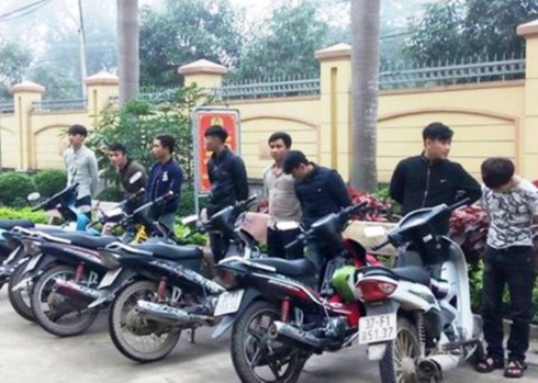 Triệu tập nhóm dàn xe máy lạng lách, đánh võng trên quốc lộ khi đi rước dâu - ảnh 1