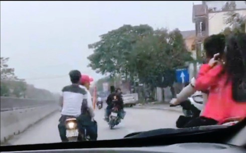 Triệu tập nhóm dàn xe máy lạng lách, đánh võng trên quốc lộ khi đi rước dâu - ảnh 3