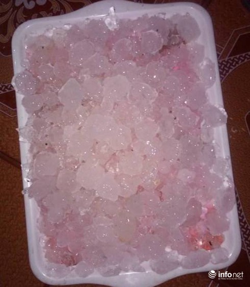 Thanh Hóa: Bất ngờ có mưa đá trái mùa, nhiều nhà dân tốc mái, cây đổ ngổn ngang - ảnh 3