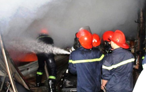 Nghệ An: Kho hàng phế liệu gần 2000m² bất ngờ bốc cháy dữ dội - ảnh 1