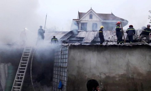 Nghệ An: Kho hàng phế liệu gần 2000m² bất ngờ bốc cháy dữ dội - ảnh 2