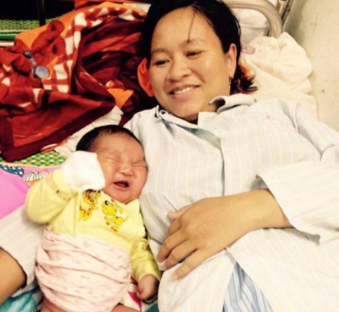 Nghệ An: Bác sỹ “sốc” khi thai phụ sinh bé trai nặng 6,1kg - ảnh 1