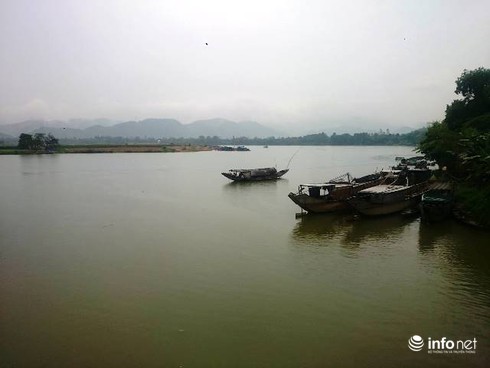 Video: Nửa đêm dân thuê đò ra “tuyên chiến” với “cát tặc” trên sông Hương - ảnh 1