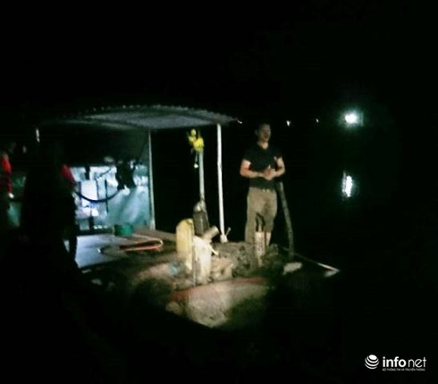 Video: Nửa đêm dân thuê đò ra “tuyên chiến” với “cát tặc” trên sông Hương - ảnh 2