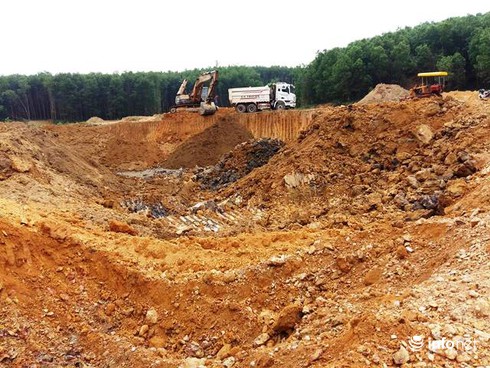 Huế: Doanh nghiệp ngang nhiên “đào trộm” đất đi bán giữa ban ngày - ảnh 2