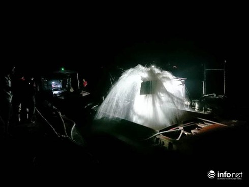 Video: Nửa đêm dân thuê đò ra “tuyên chiến” với “cát tặc” trên sông Hương - ảnh 3