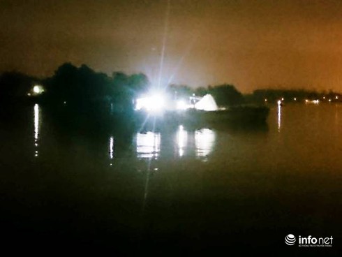 Video: Nửa đêm dân thuê đò ra “tuyên chiến” với “cát tặc” trên sông Hương - ảnh 4