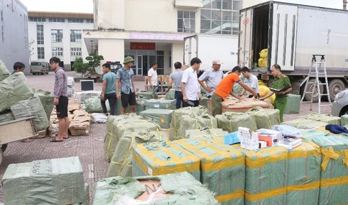 Hà Tĩnh: Bắt xe chở lượng lớn hàng hóa Trung Quốc không nhãn mác - ảnh 2