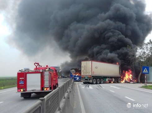 Thanh Hóa: Xe giường nằm đâm xe đầu kéo rồi cùng bốc cháy, hành khách hoảng loạn - ảnh 1