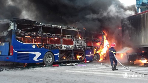 Thanh Hóa: Xe giường nằm đâm xe đầu kéo rồi cùng bốc cháy, hành khách hoảng loạn - ảnh 6