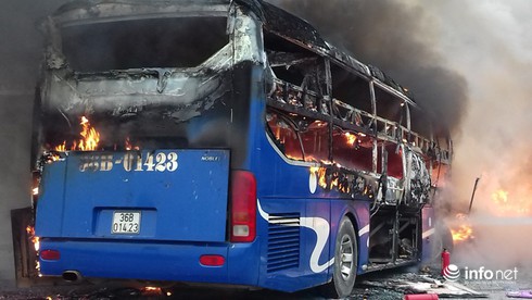 Thanh Hóa: Xe giường nằm đâm xe đầu kéo rồi cùng bốc cháy, hành khách hoảng loạn - ảnh 7