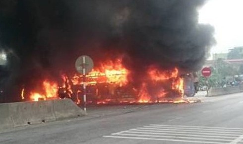 Video: Xe chở 30 hành khách đâm xe container, lửa cháy ngùn ngụt - ảnh 1