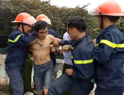 Thanh Hóa: Nam thanh niên phóng hỏa đốt nhà, đòi nhảy lầu tự tử - ảnh 2