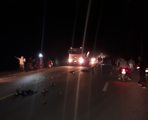 Xe máy đâm ô tô trong đêm, 1 người chết, 2 người nguy kịch - ảnh 1